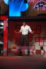 Hrithik Roshan on the sets of ZEE Saregama in Famous on 9th Nov 2010 (4).JPG